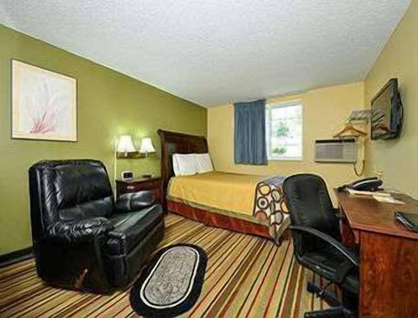 Super 8 By Wyndham Minot Airport Hotel Bagian luar foto