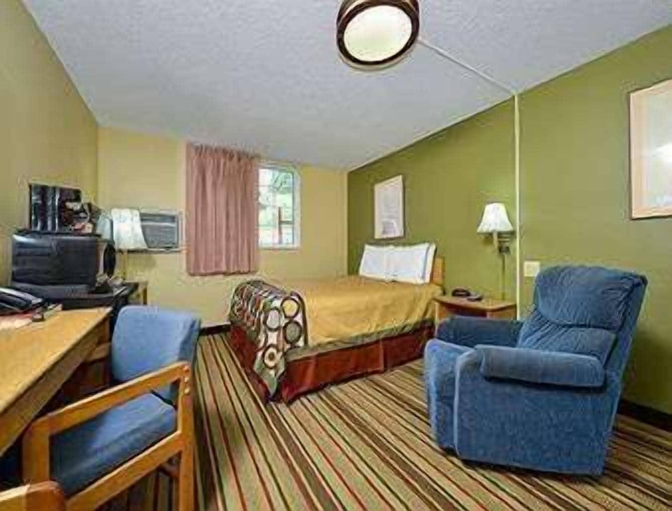 Super 8 By Wyndham Minot Airport Hotel Bagian luar foto