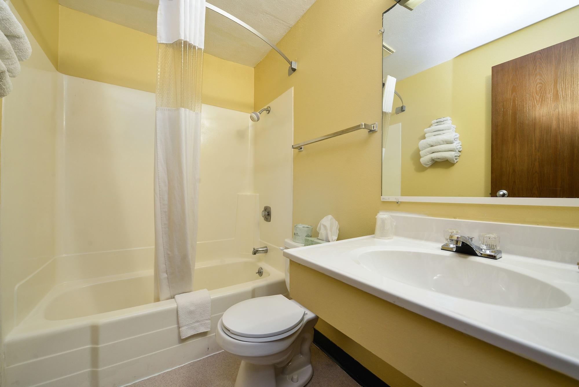 Super 8 By Wyndham Minot Airport Hotel Bagian luar foto