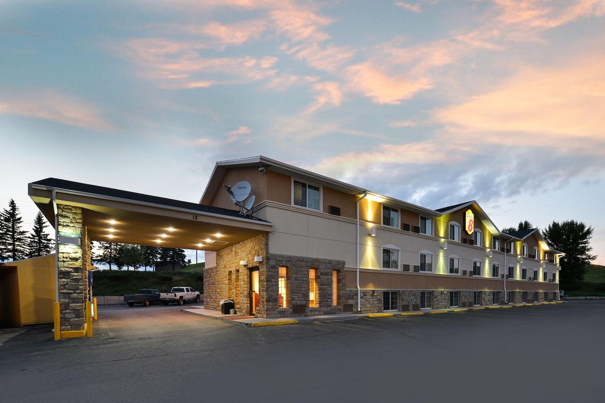 Super 8 By Wyndham Minot Airport Hotel Bagian luar foto