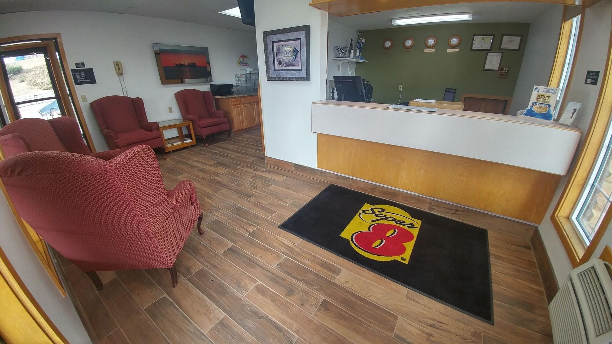 Super 8 By Wyndham Minot Airport Hotel Bagian luar foto