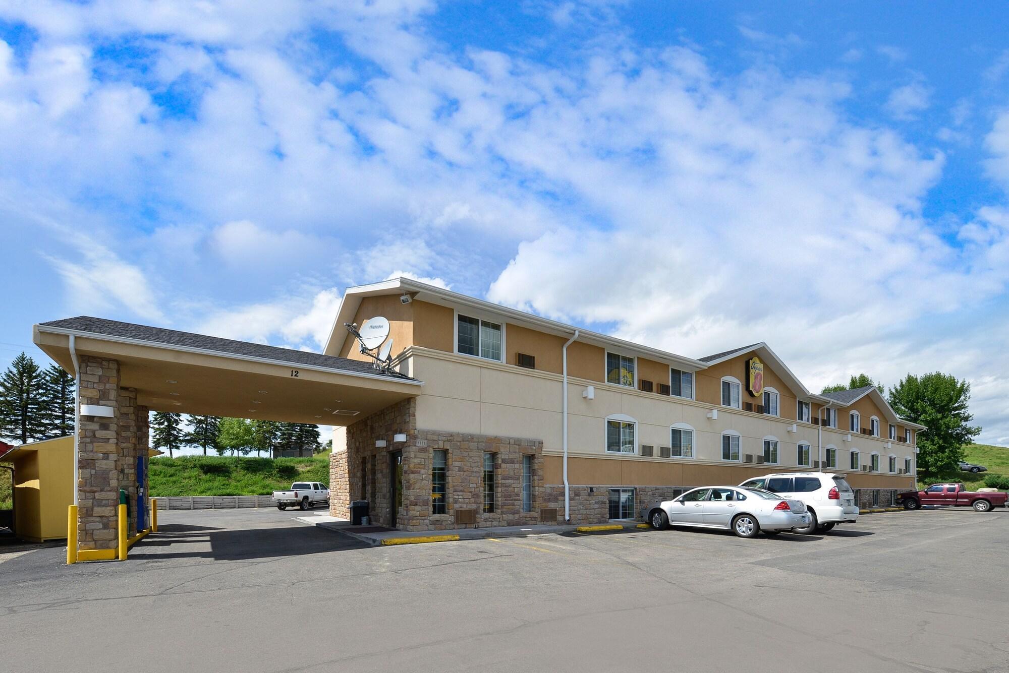 Super 8 By Wyndham Minot Airport Hotel Bagian luar foto