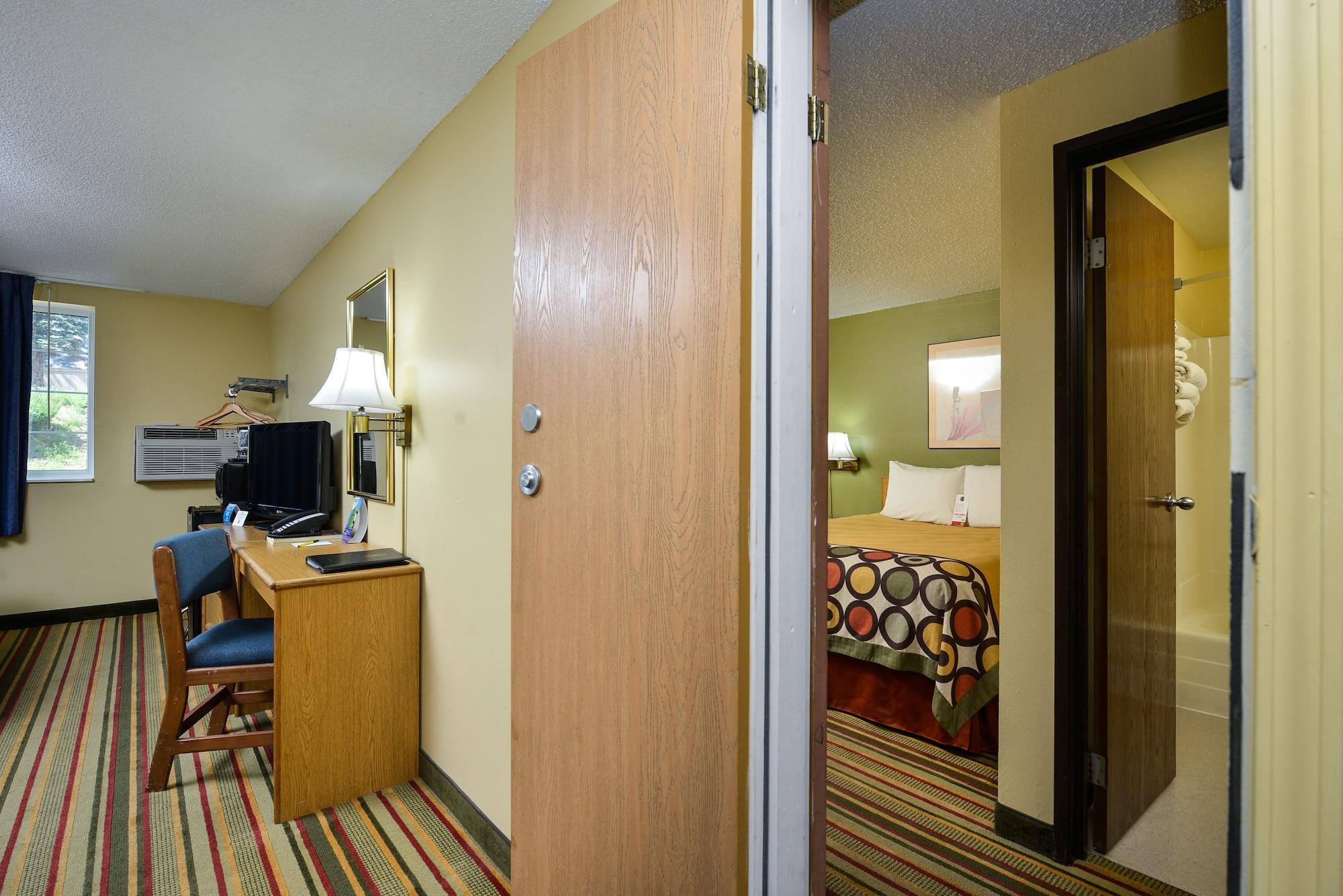 Super 8 By Wyndham Minot Airport Hotel Bagian luar foto