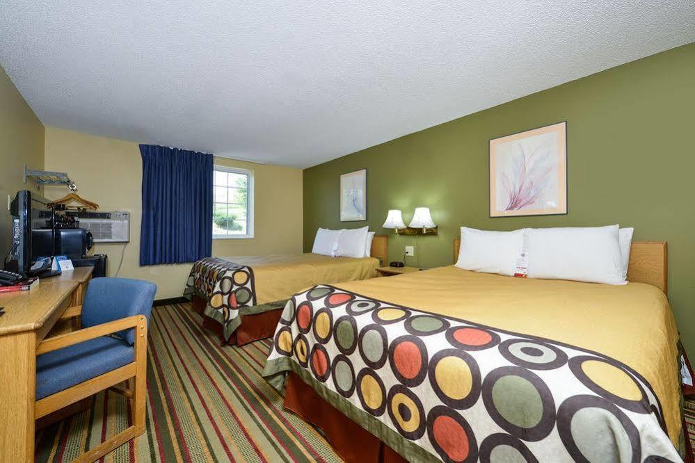 Super 8 By Wyndham Minot Airport Hotel Bagian luar foto