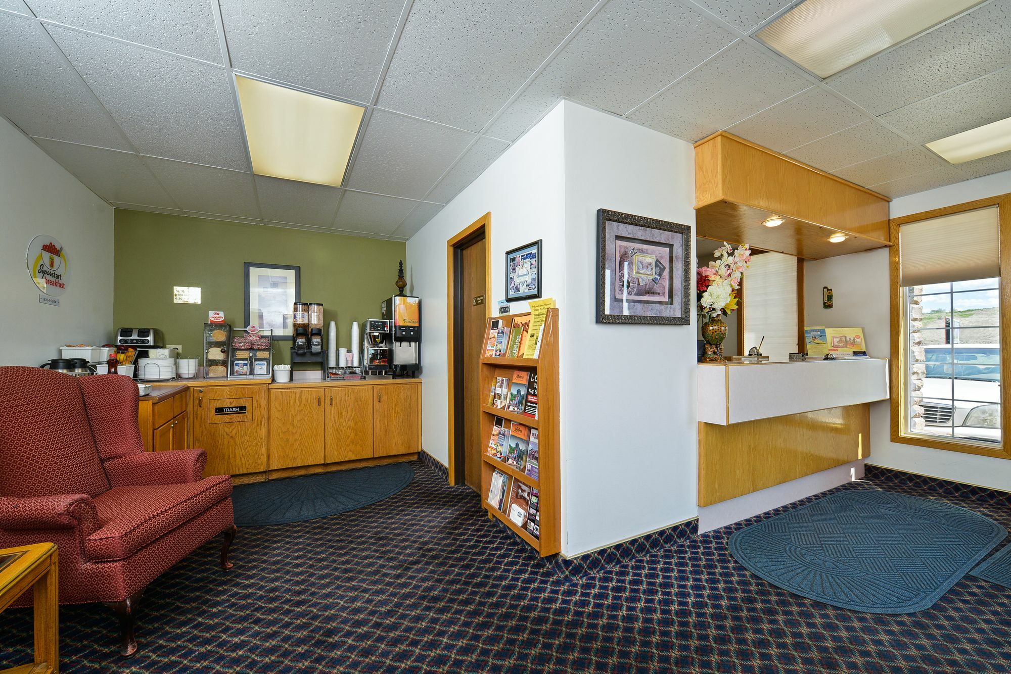 Super 8 By Wyndham Minot Airport Hotel Bagian luar foto