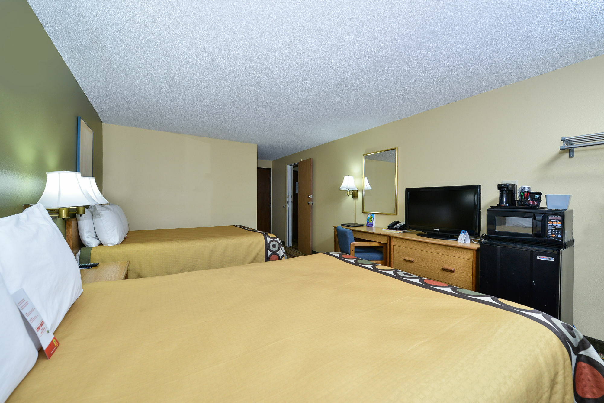 Super 8 By Wyndham Minot Airport Hotel Bagian luar foto